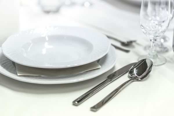 西餐礼仪解析：黑色餐具在用餐中的隐含含义